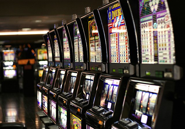 How are newcomers strategizing to play slot games online?